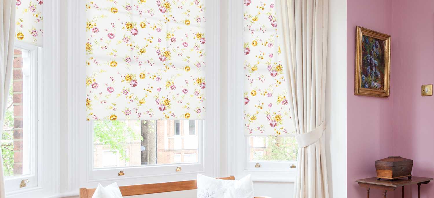 Рулонные шторы с цветочным рисунком в интерьере