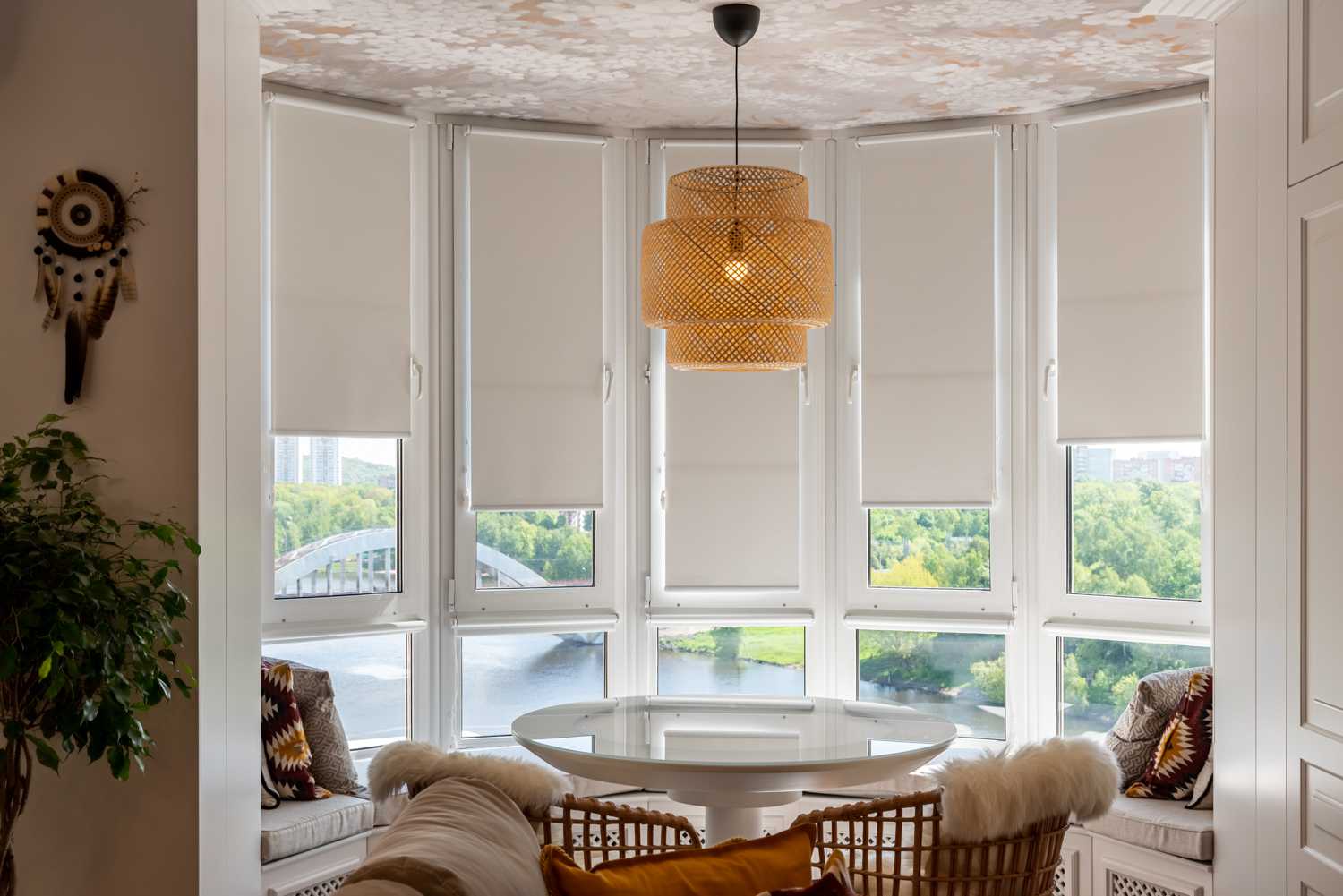 Рулонные шторы и жалюзи для современного стиля интерьера